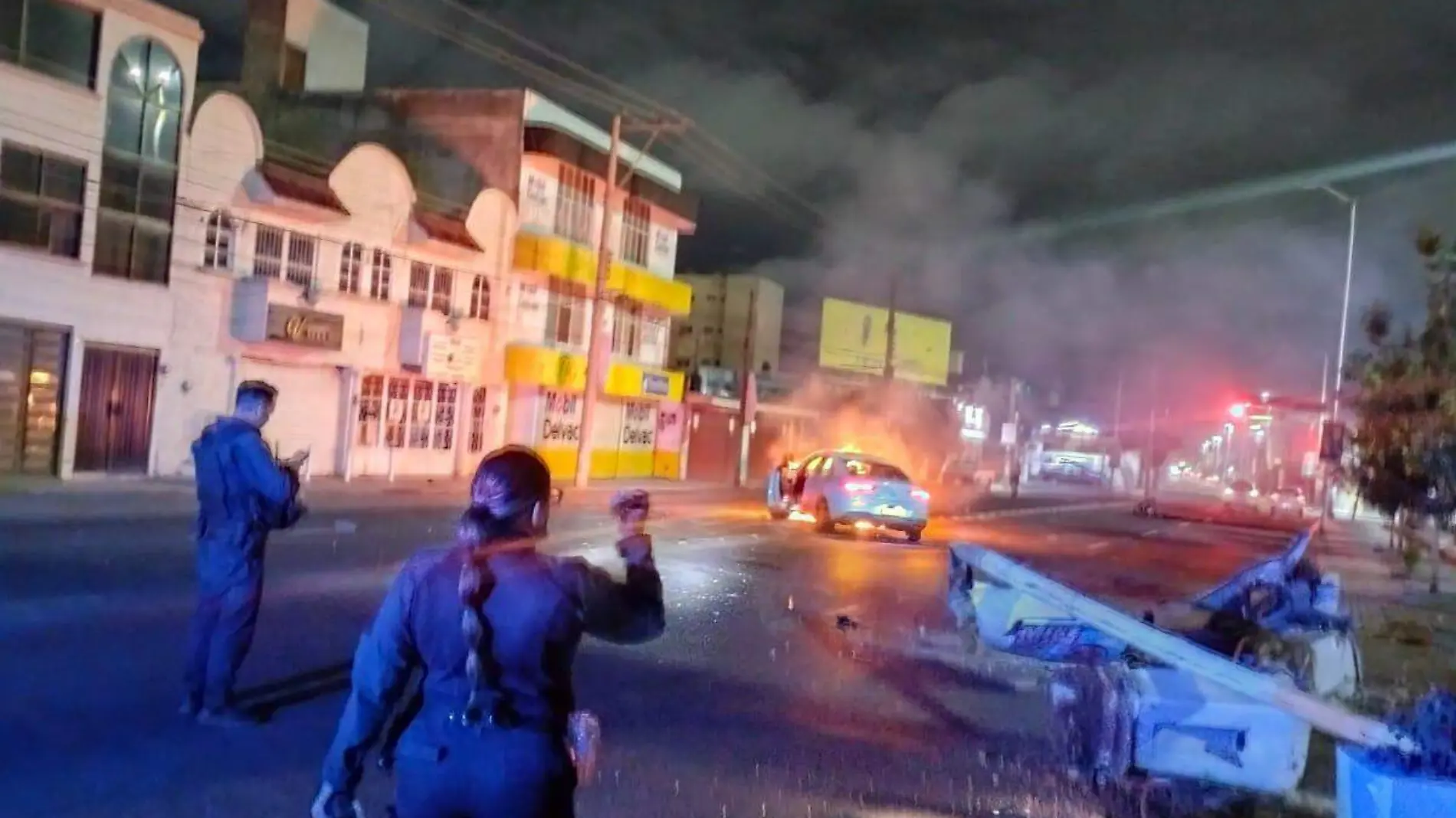 Auto choca contra luminaria de Nazas y 5; arde en llamas